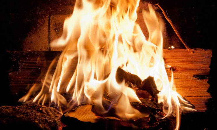 Corano Bruciato Folla Inferocita da fuoco ad un Uomo in Pakistan