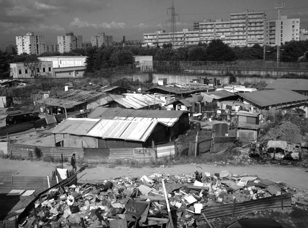 Incredibile Napoli: a Scampia si Spara mentre in Città si Canta - UrbanPost