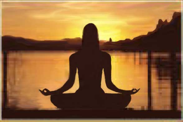 è una fotografia, la sagoma di una donna in posizione yoga, sullo sfondo l'alba