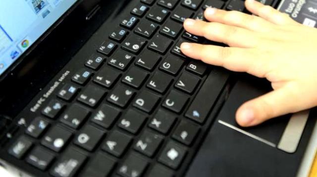 Torino arrestato dirigente sportivo: chiedeva selfie scabrosi a minorenni adescati in chat