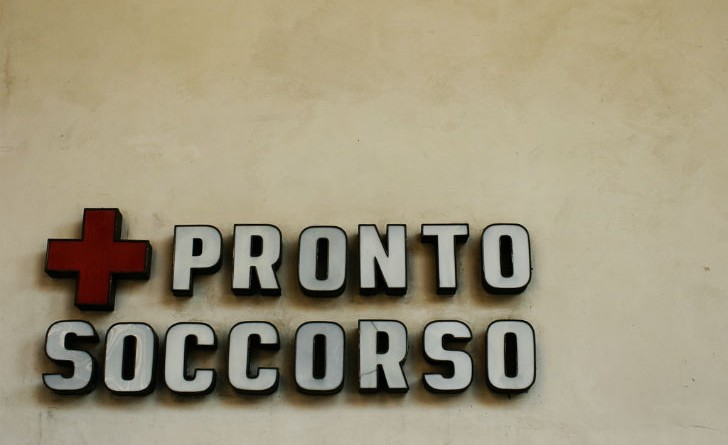 DONNA SI LANCIA DA AUTO IN CORSA