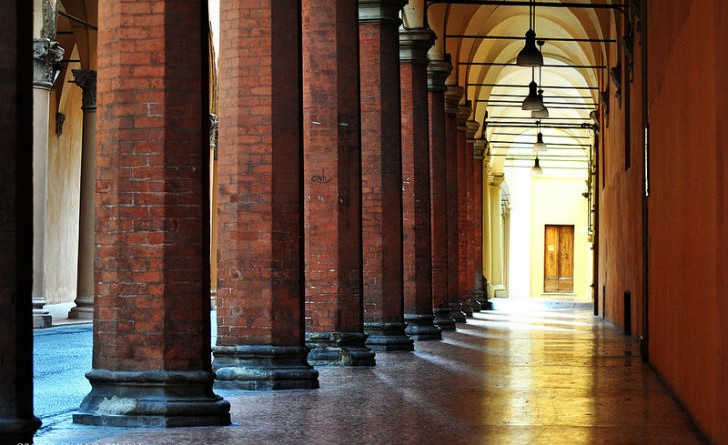Bologna ragazzo salta clochard