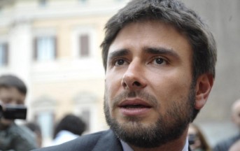 Alessandro Di Battista news: look perfetto? Merito della mamma che gli stira le camicie (FOTO)