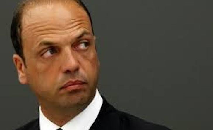 alfano scendiletto berlusconi salvini lega