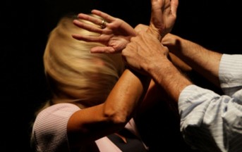 Bari: ragazza picchiata a morte dal compagno “perché non ha lavato i piatti”