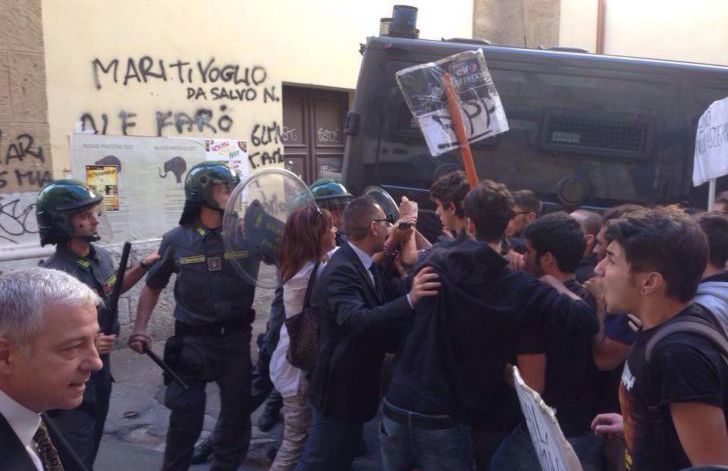 palermo studenti caricati dalla polizia