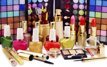 Crisi in Italia: gli italiani non rinunciano ai cosmetici, 9,5 miliardi di euro per la bellezza