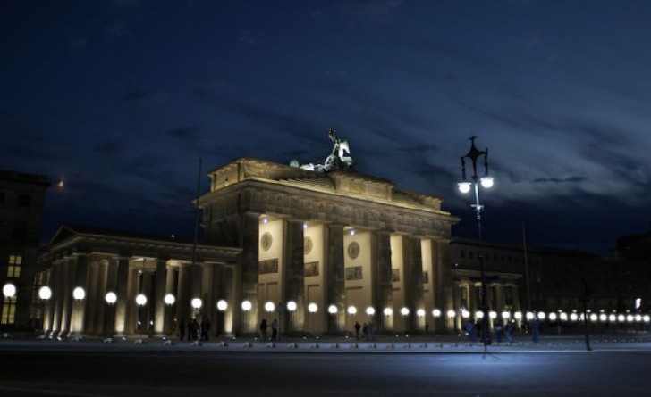 Muro di Berlino per l'anniversario è sato ideato un 'istallazione di palloncini luminosi