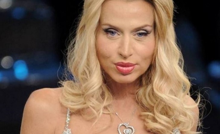 Grande Fratello Vip, bagno notturno per Valeria Marini e Gabriele Rossi