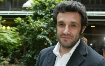 Flavio Insinna Striscia: fuori onda lo mette nei guai ma il peggio potrebbe ancora venire