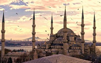 Attentato terroristico a Istanbul: kamikaze si fa saltare in piazza, almeno 10 morti