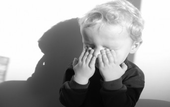 Come calmare i bambini: lo sapete che effetto fanno tablet e smartphone?
