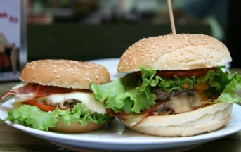 Hamburger buonissimi: ecco i 10 migliori ristoranti d’Italia dove mangiarli