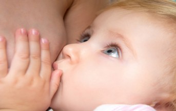 Allattamento al seno OMS: posizioni, attacco, suzione corretti e durata