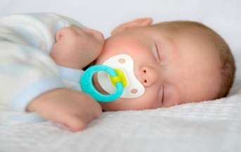 Ciuccio ai neonati, 5 cose che le mamme devono assolutamente sapere