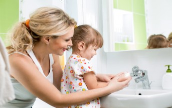 Come insegnare ai bambini a lavarsi: mani, denti, igiene e salute