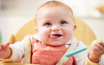 Come svezzare un neonato: dal latte alle verdure