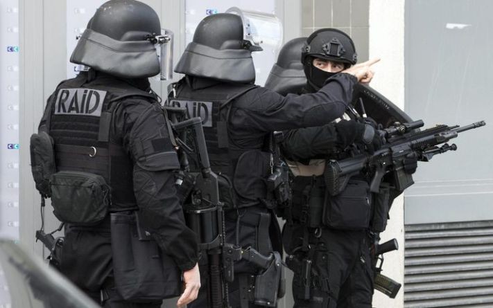 PARIGI MILITARE AGGREDITO
