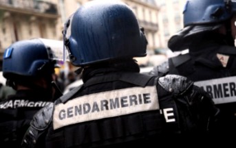 Parigi auto in fiamme sugli Champs-Elysées: tentativo di attacco terroristico (VIDEO)