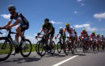 Ciclismo, Malori in terapia intensiva: terribile caduta al Tour di San Luis