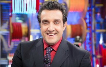 Flavio Insinna a Carta Bianca attacca Striscia La Notizia: “Contro di me una violenza inaudita”