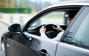 Ritiro patente per chi parla al cellulare alla guida: sarà legge entro l’estate