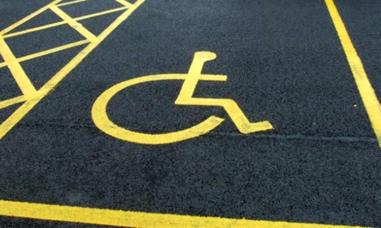 auto polizia municipale in posteggio disabili
