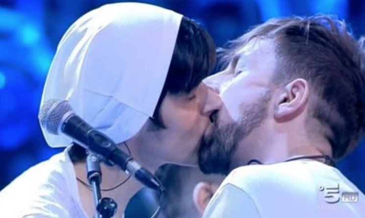 Il bacio gay tra i membri de la Rua fa esplodere Twitter Il bacio gay tra i membri de la Rua fa esplodere Twitter