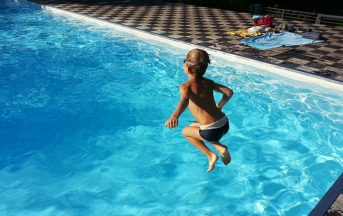 Si può fare il bagno dopo mangiato: ecco qual è la verità secondo la Scienza