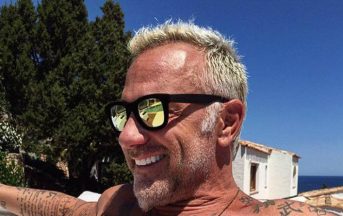 Gianluca Vacchi video: il re dei social non si trattiene e balla sui tavoli (VIDEO)