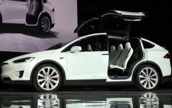 Tesla: 37enne americano si salva grazie all’autopilot, è polemica negli Usa
