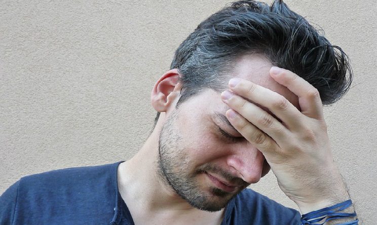 Fortemente il dorso di danni di targa non aiuta