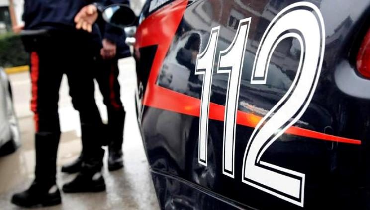 Caserta uomo accoltella moglie