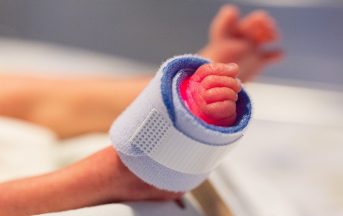 Neonato prematuro, dall’allattamento alla Kangaroo Care: cosa possono fare i genitori