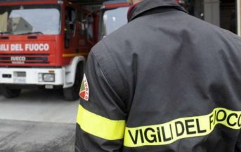 Roma, incendio in un deposito di camper: esplosioni e densa nube, traffico in tilt sulla A24