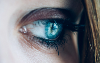 Foto su Facebook senza consenso: la moda social(e) che distrugge privacy, dignità e civiltà
