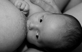 Allattamento al seno consigli utili: dalla nutrizione dei gemelli alle emergenze, i casi particolari svelati dall’ostetrica