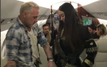 Gianluca Vacchi video: dopo il treno balla anche sul jet privato insieme agli amici (VIDEO)