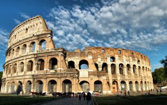 Roma, Colosseo imbrattato da turisti: “Incisi nome di moglie e figlia”