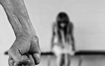 Bologna, violenze e abusi su donna disabile in un bar: arrestato uomo di 30 anni