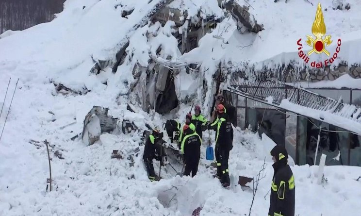Rigopiano, Arisa canta ai funerali delle vittime