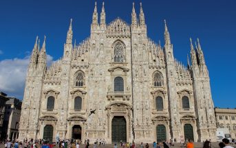 Milano, uomo armato di coltelli terrorizza i passanti: polizia gli spara alle gambe, è grave