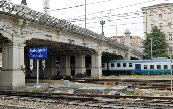 Bologna allarme bomba stazione, valigie sospette nell’atrio: artificieri sul posto