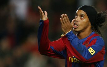 Ronaldinho si ritira, torna al Barcellona come ambasciatore: addio al calcio