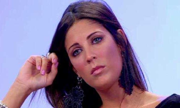 Manuel Vallicella lascia il trono: la reazione di Raffaella Mennoia spiazza Manuel Vallicella lascia il trono: la reazione di Raffaella Mennoia spiazza