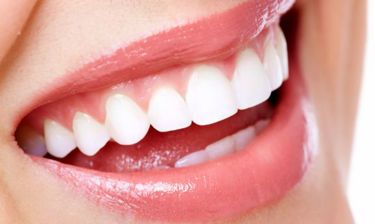 Come lavarsi i denti in modo corretto, tre falsi miti da sfatare