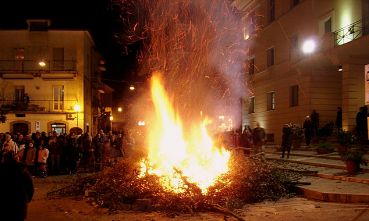 Fuochi di San Giuseppe riti e tradizioni dell'evento