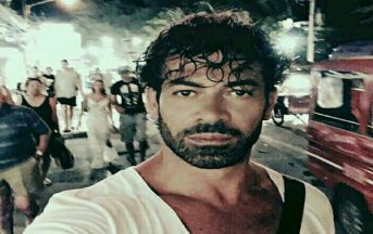 Isola dei Famosi 2017: Gianni Sperti di nuovo ignorato da Paola Barale