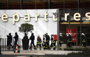 Orly, uomo ucciso in aeroporto era diretto verso il McDonald’s: chi è l’attentatore