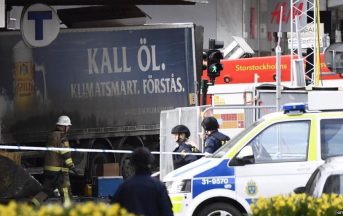 Stoccolma camion sulla folla, news: fermato un attentatore, altri due uomini in fuga